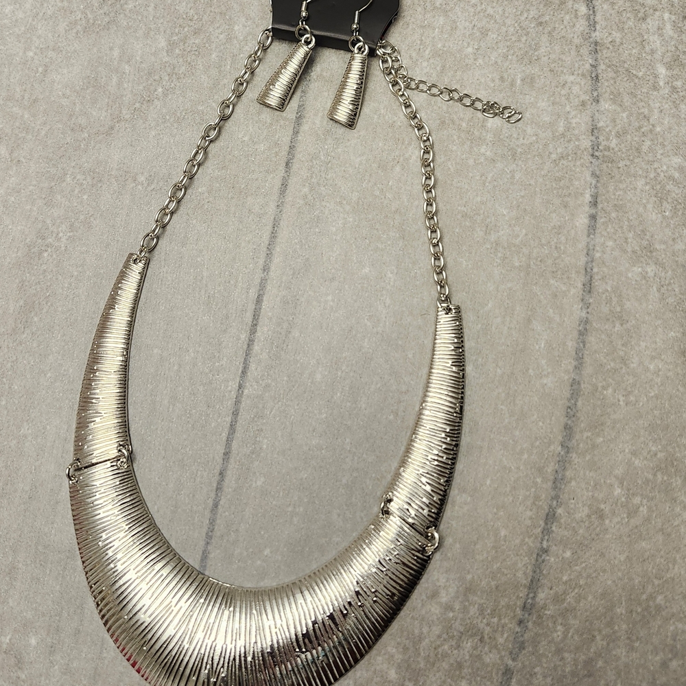 Elegant Silver Necklace and Earring Set